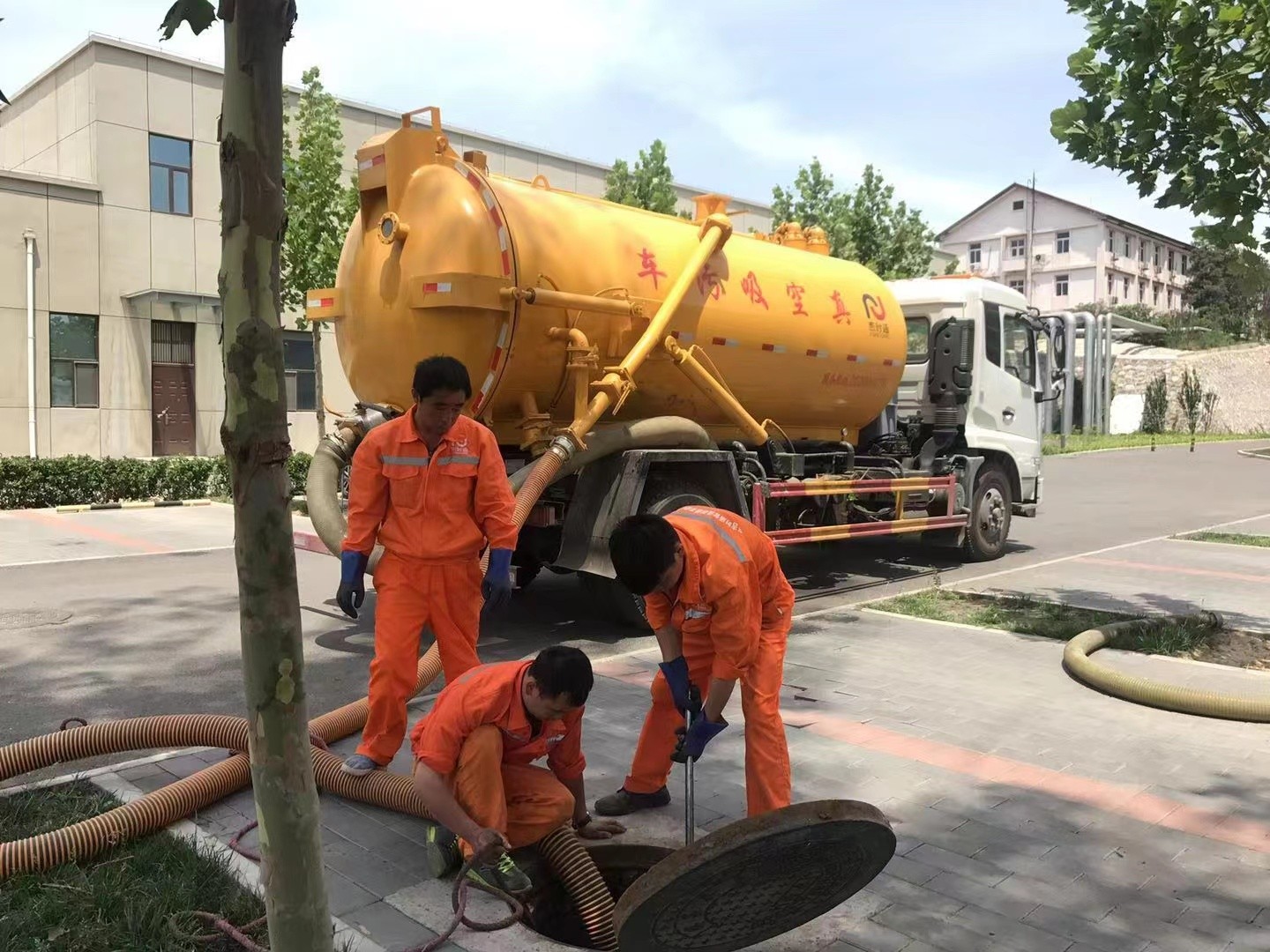 揭西管道疏通车停在窨井附近